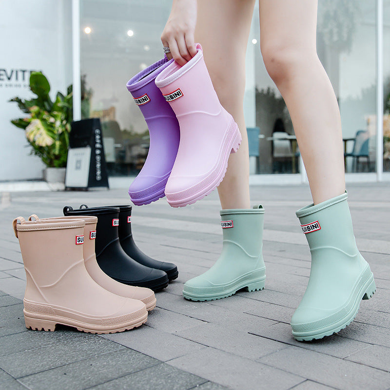 Women's fashionable rain boots, suitable for students.